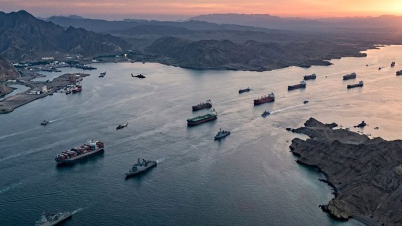 Crisi Hormuz, effetti in Calabria, rincari carburanti e turismo a rischio