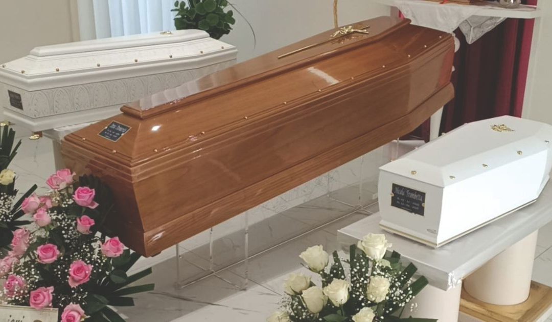 Le bare di Anna e dei suoi due figli alla camera ardente allestita ieri a Catanzaro