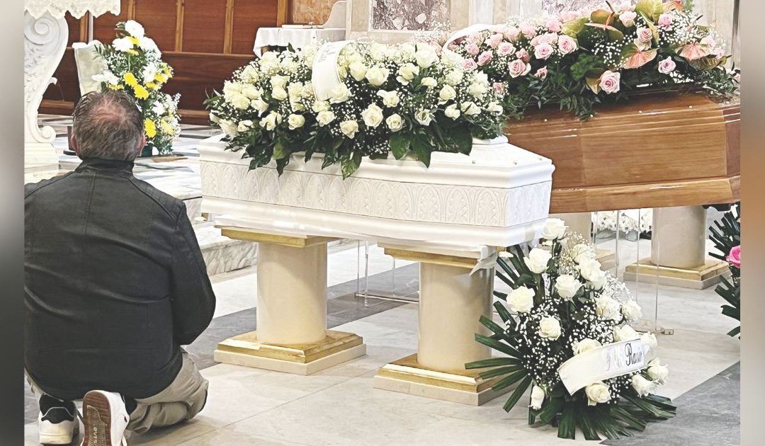 Il padre Francesco davanti alle bare della moglie e dei figli