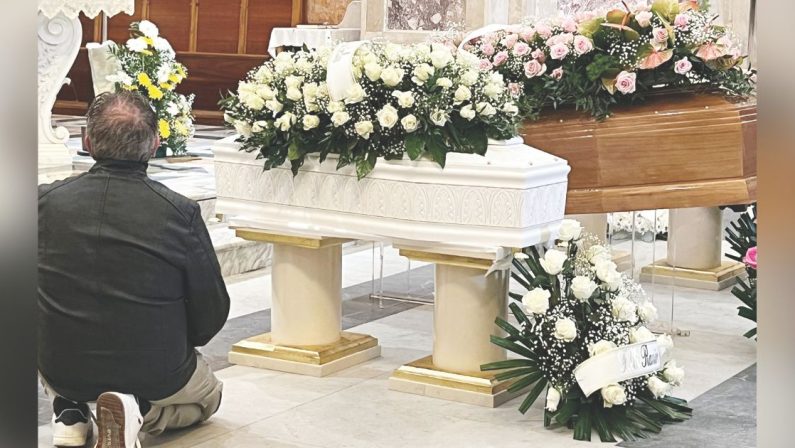 Tragedia di Catanzaro, l’ultimo abbraccio ad Anna e ai suoi due angeli