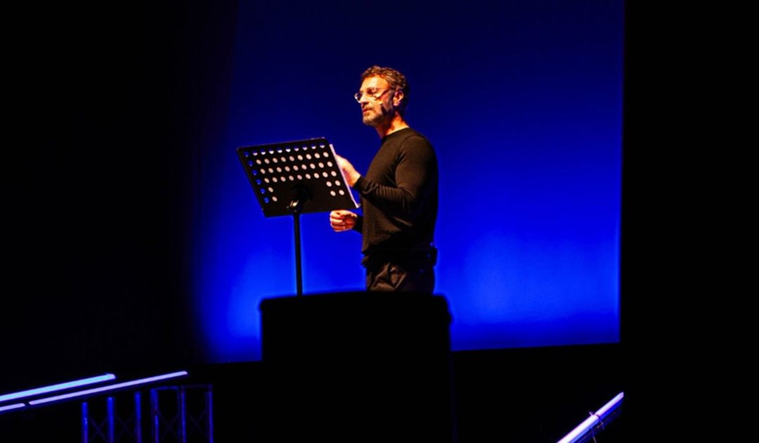 Raoul Bova durante lo spettacolo a Vibo (foto Cristian Alleva)