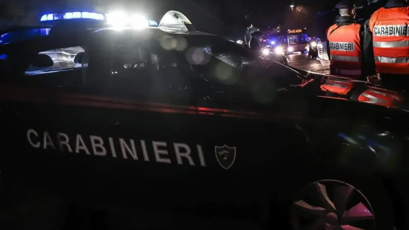 Schianto dopo la fuga al posto di blocco nel Foggiano: morto un 17enne, 4 feriti. Alla guida un altro minorenne