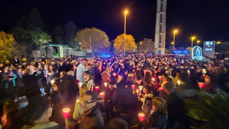 Vibo, in 1500 alla fiaccolata nell’area industriale colpita dagli attentati