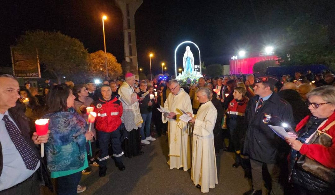 FOTO – In migliaia a Vibo alla fiaccolata per sostenere le vittime delle intimidazioni