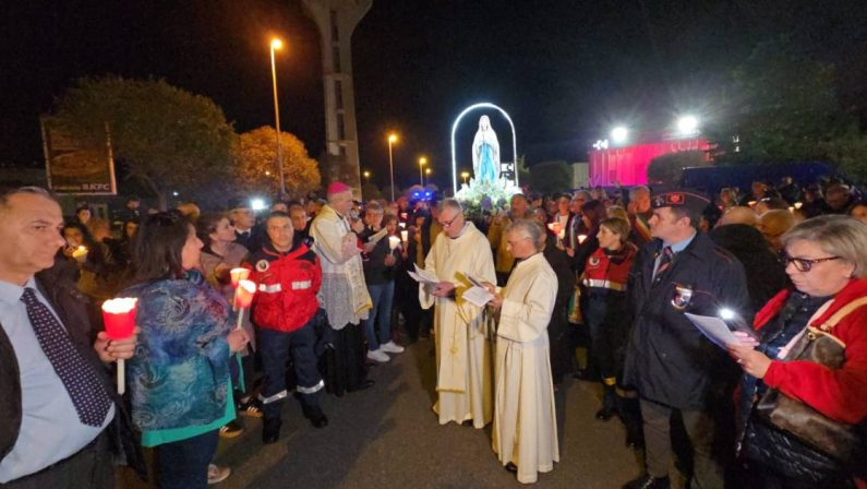 FOTO – In migliaia a Vibo alla fiaccolata per sostenere le vittime delle intimidazioni