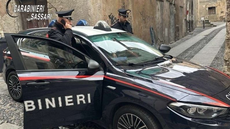 Tratta di esseri umani, catturato a Sassari latitante nascosto in un armadio