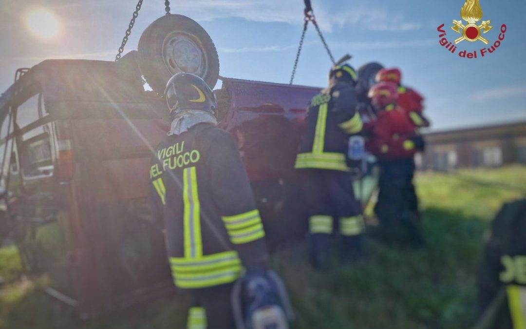 Minivan finisce in un canale nel Veneziano, tre morti
