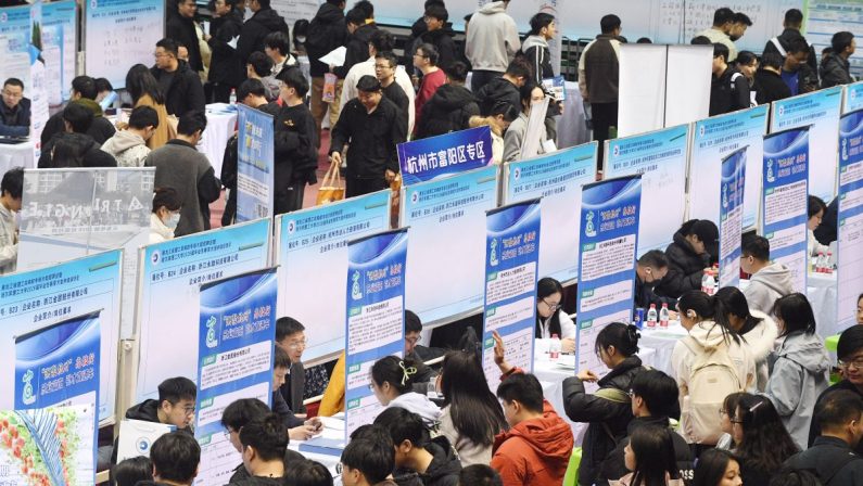 Cina, il mercato del lavoro stabile ad aprile