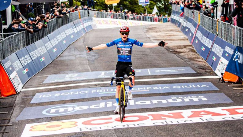 Vingegaard vince il tappone di Pila e veste la maglia rosa al Giro2026