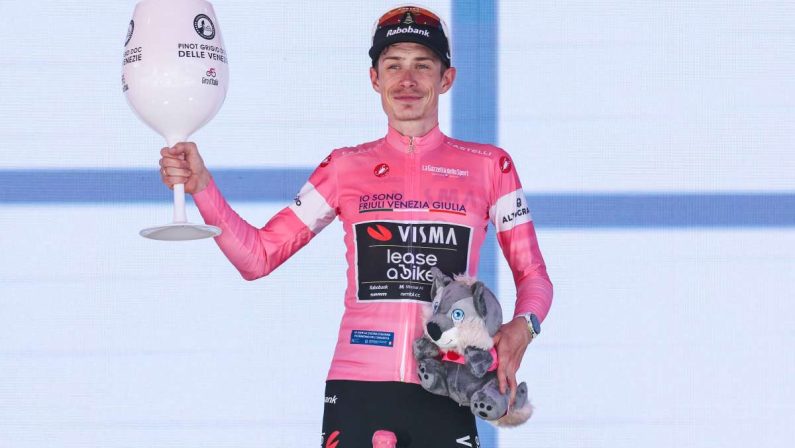 Lavik corona la fuga e vince a Milano, Vingegaard resta in rosa