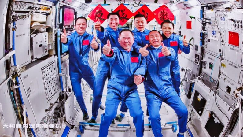 Cina, gli astronauti della Shenzhou-23 entrano nella stazione spaziale Tiangong