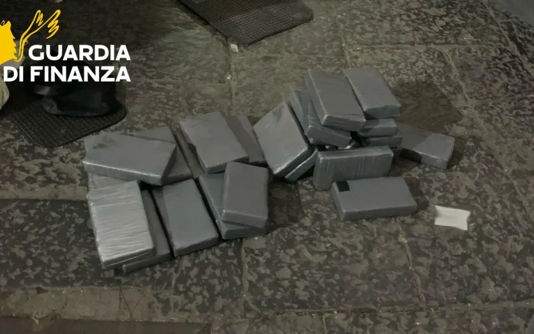 Napoli, 4 misure cautelari per associazione finalizzata al traffico e spaccio di droga