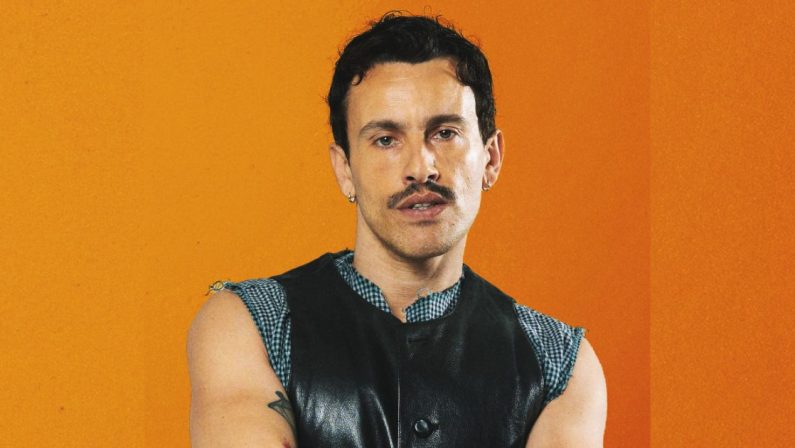 Aiello torna con “Scorpione”, «Un album per imparare a volersi bene»
