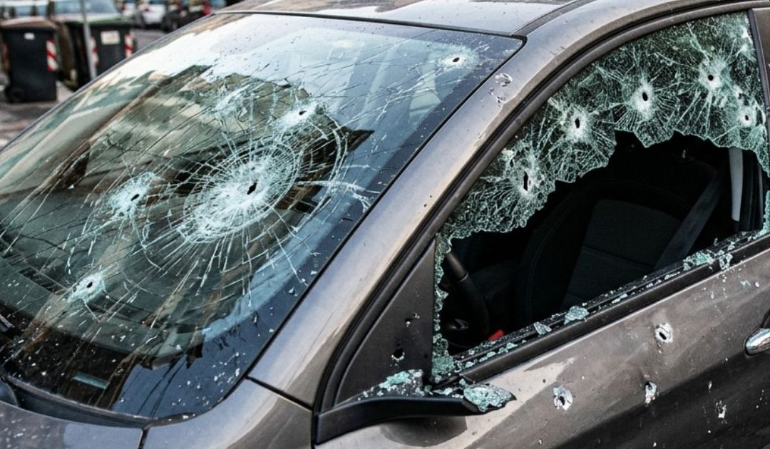 Un'auto crivellata (foto d'archivio)