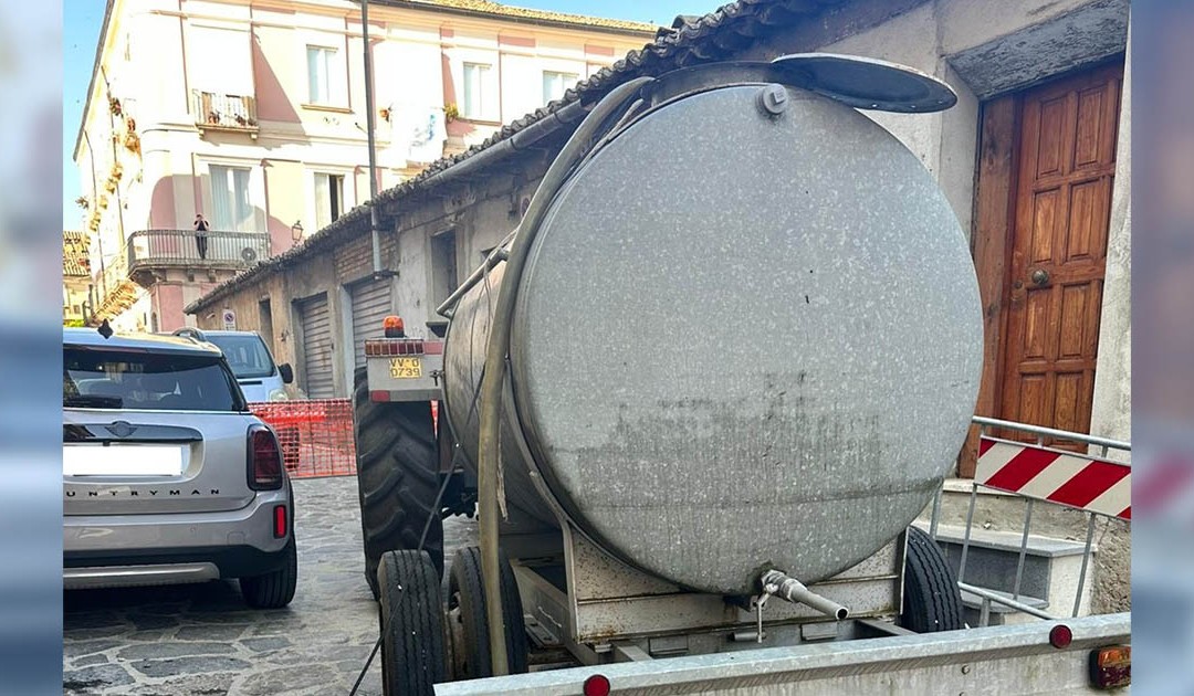 L'autobotte davanti al ristorante