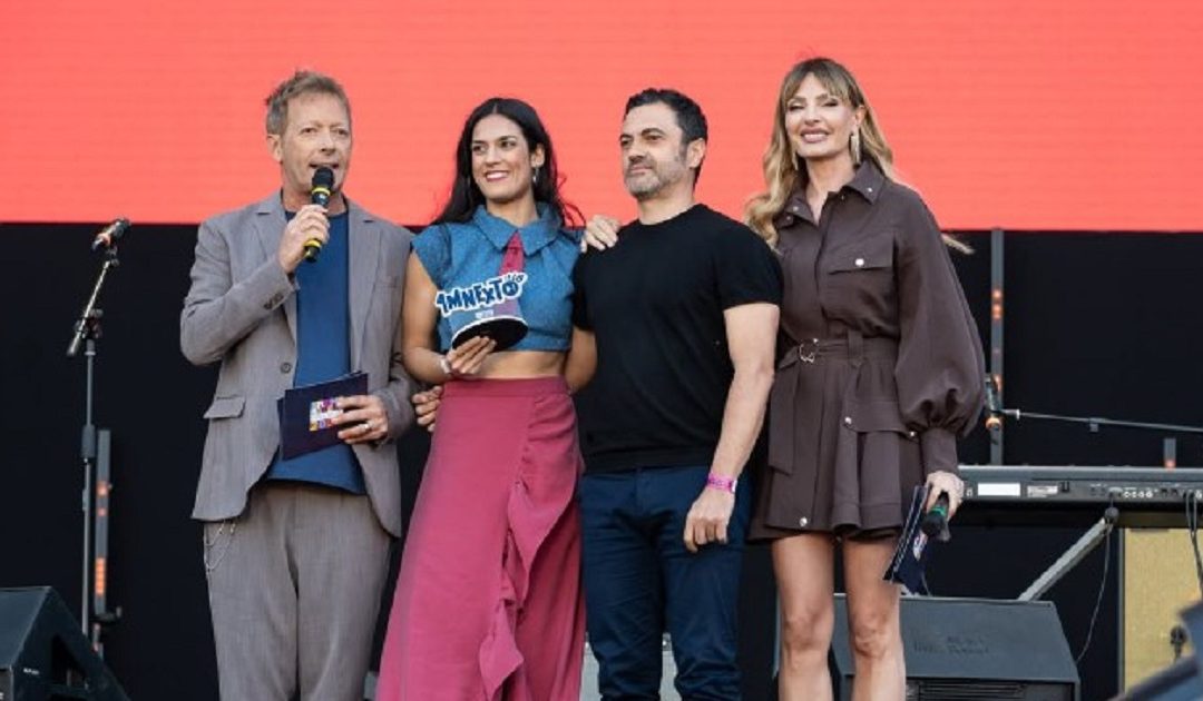 Bambina durante la consegna del premio