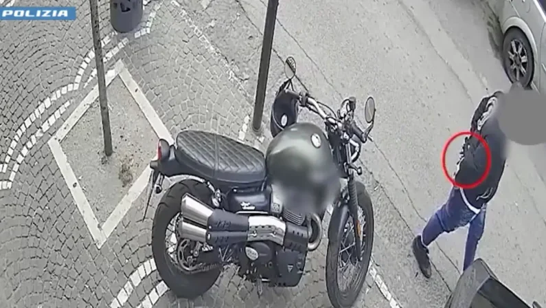 Napoli, agguato nel quartiere Barra: sparò dopo lite, fermato un 40enne. Grave la vittima