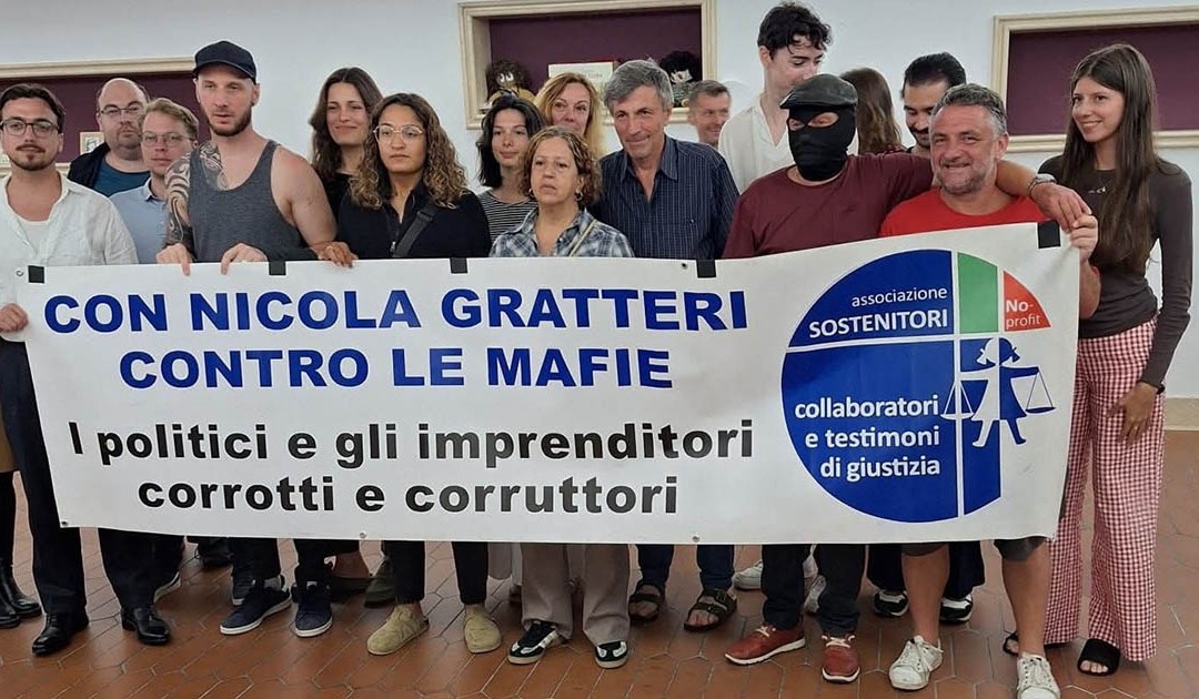 Il pentito Bonaventura insieme agli altri partecipanti al viaggio itinerante nei beni confiscati