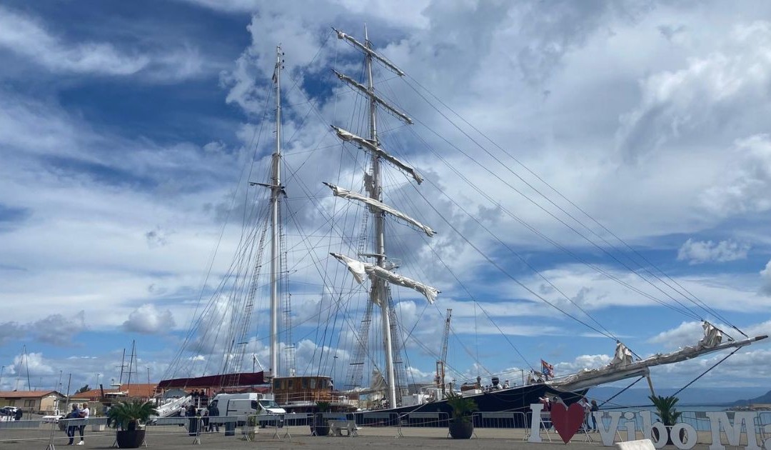 Il brigantino della Marina Militare Nave Italia nel porto di Vibo