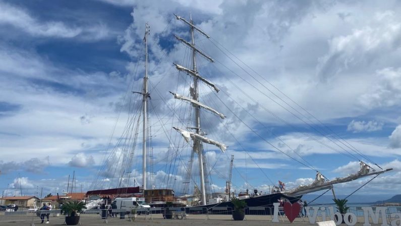 Vibo Valentia, il brigantino a vela più grande del mondo fa tappa nel porto