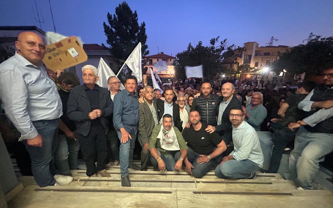 Nicola Brosio con i suoi sostenitori dopo l'annuncio della vittoria