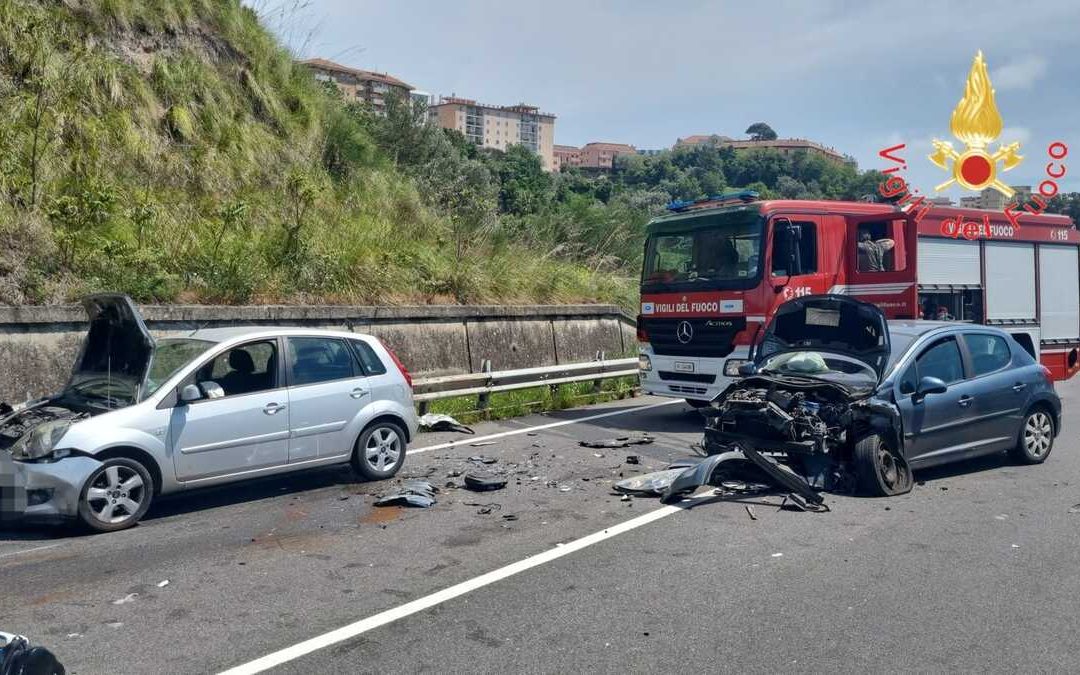 Catanzaro, incidente sulla tangenziale Est tra tre auto: morta una donna