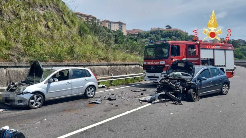Catanzaro, incidente sulla tangenziale Est tra tre auto: morta una donna