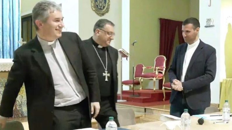 A Praia a Mare la presentazione di “Chiesa al plurale” di don Roberto Oliva