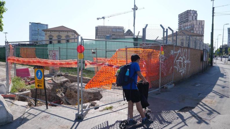 Consolato Usa a Milano, operai sfruttati in cantiere: il manager della Caddell fermato in aeroporto a Bergamo