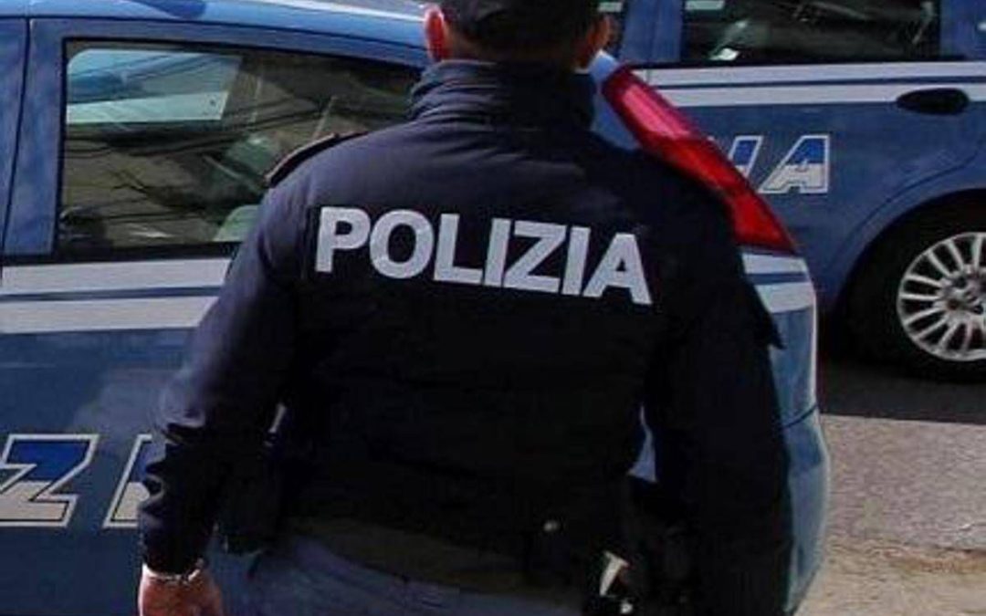Inseguimento a Ostia, auto in fuga dalla polizia investe due ragazze