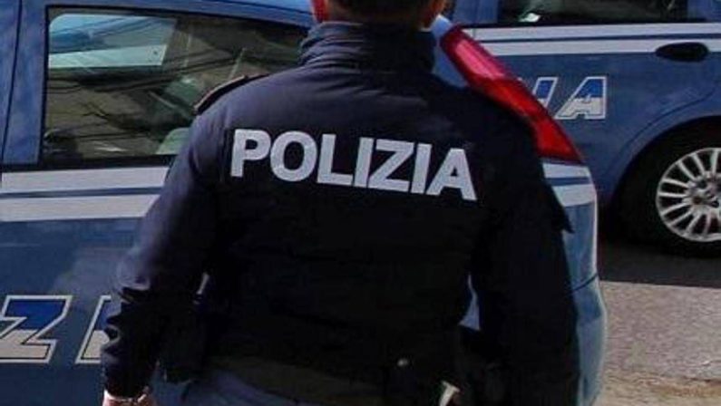 Inseguimento a Ostia, auto in fuga dalla polizia investe due ragazze