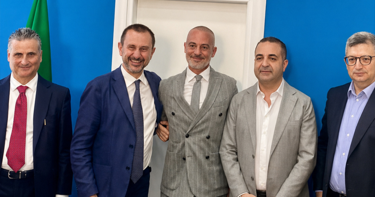 https://www.quotidianodelsud.it/wp-content/uploads/2026/05/copia-di-copia-di-copia-di-copia-di-copia-di-copia-di-copia-di-copia-di-copia-di-copia-di-progetto-senza-titolo.png