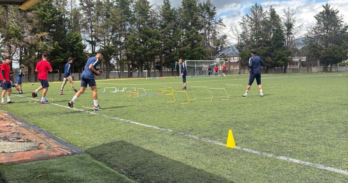https://www.quotidianodelsud.it/wp-content/uploads/2026/05/cosenza-calcio-allenamento.jpg