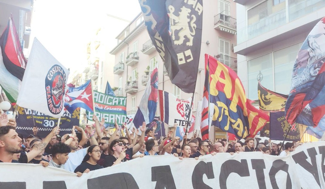 Cessione Cosenza calcio, la protesta dei tifosi in attesa della firma