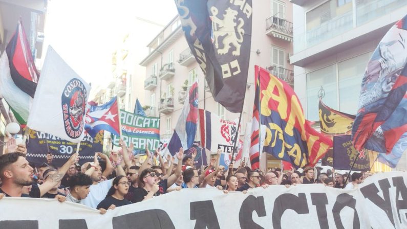 Cessione Cosenza calcio, la protesta dei tifosi in attesa della firma