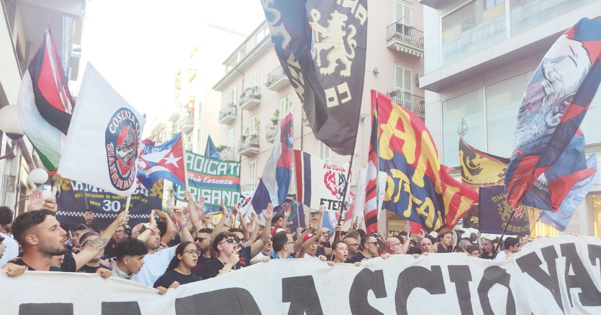 https://www.quotidianodelsud.it/wp-content/uploads/2026/05/cosenza-calcio-protesta.jpg