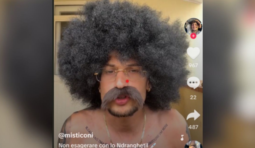 Il video shock del candidato al consiglio comunale di Crotone che simula un&amp;#039;iniezione di &amp;#039;ndranghetil