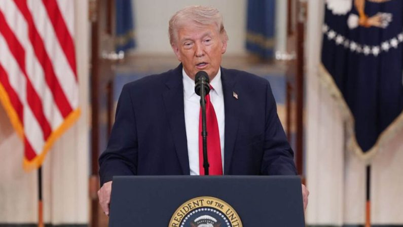 Trump: «Dazi del 25% alle auto europee», Ue: «Inaccettabile»