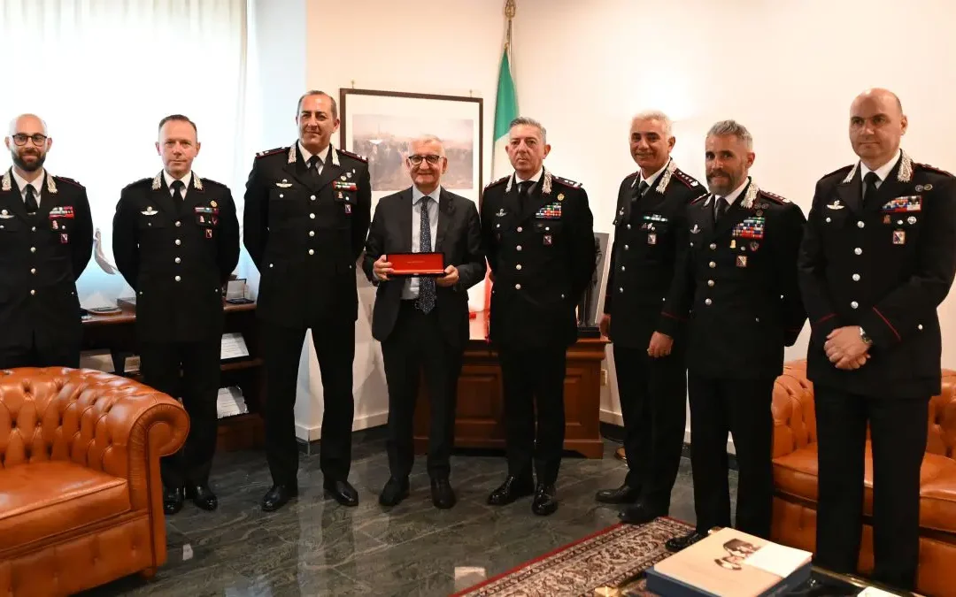 Foto di gruppo del prefetto Castrese De Rosa con i vertici dell'Arma di Catanzaro