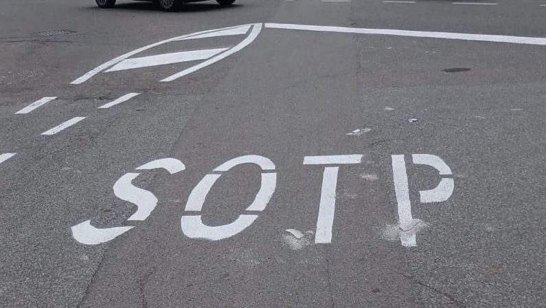 Catanzaro, “SOTP” anziché “STOP” sulla segnaletica stradale: l’errore è virale sui social