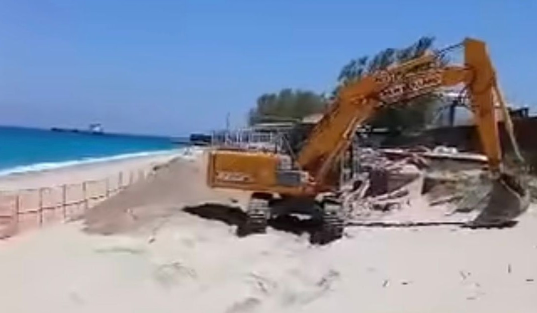 L'escavatore in azione sulla spiaggia di Vibo Marina