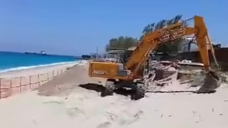 Vibo Marina, escavatore sulla spiaggia e scattano le polemiche: i lavori autorizzati ad aprile