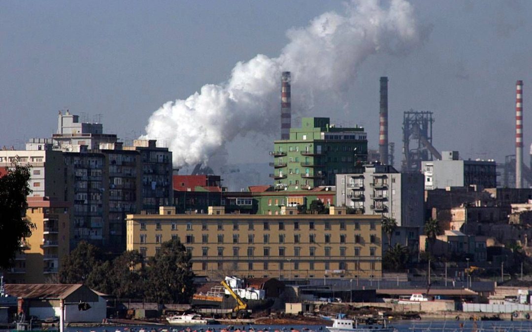 Ex Ilva Taranto, incendio sull’escavatore: operaio scappa e riporta fratture multiple