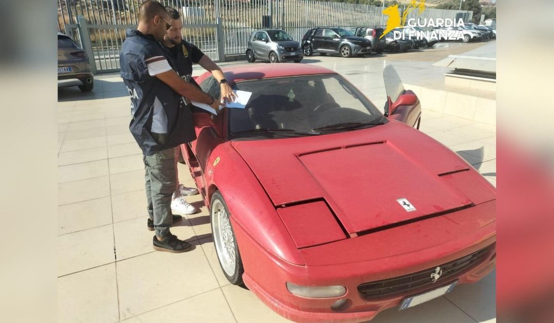 Toyota trasformata per somigliare in tutto e per tutto a una Ferrari F355 GTS