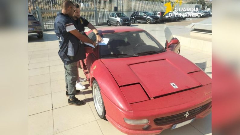 Catanzaro, falsa Ferrari su una Toyota