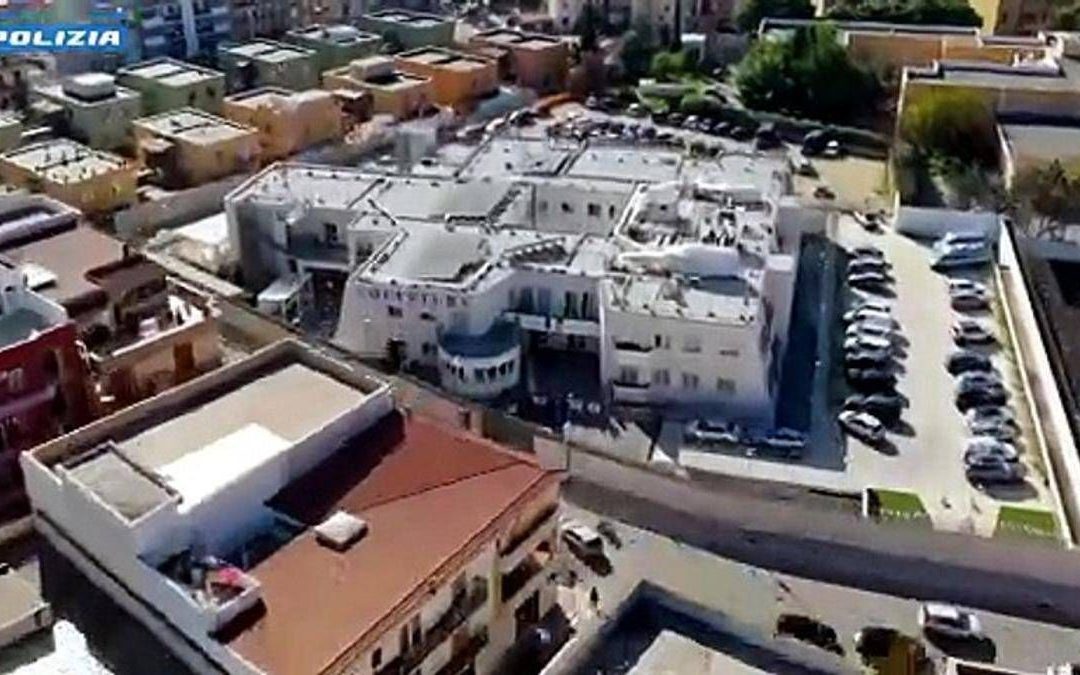 Foggia, nel bunker segreto una piantagione di marijuana: 5 arresti