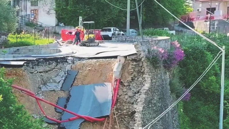 Frana a San Chirico Raparo, paese diviso in due