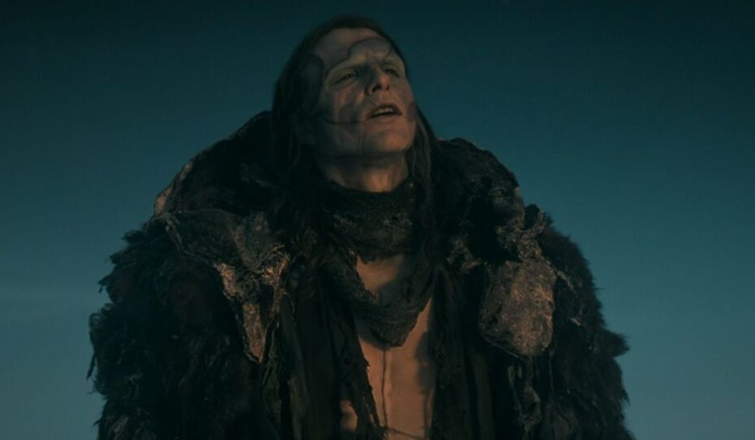Jacob Elordi nei panni della Creatura in Frankenstein