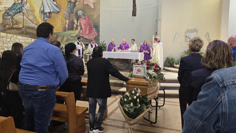 A Crotone i funerali di Francesca Anastasio, la madre di Dodò