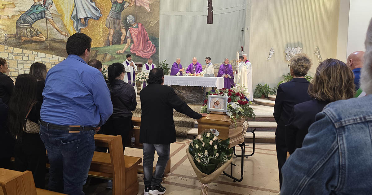https://www.quotidianodelsud.it/wp-content/uploads/2026/05/funerale-francesca-mamma-dodo-ok-.jpg